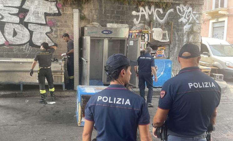 Catania, controlli nella pescheria: rimossi frigoriferi e tavolini abusivi in via Dusmet