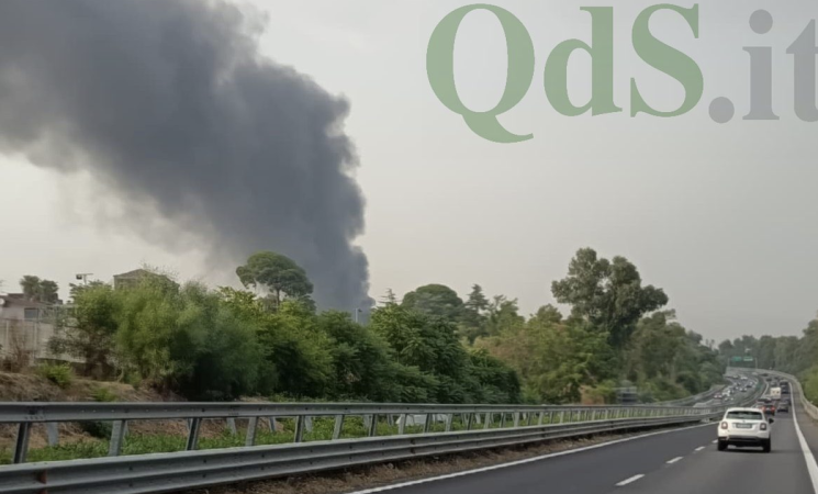 Incendio Aci Sant’Antonio, paura per il rogo alla Sicil Oil: Arpa e Procura indagano