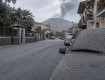 Cenere dell’Etna, la doppia anima del vulcano: problema per i voli, risorsa per l’agricoltura