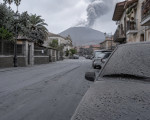 Cenere dell’Etna, la doppia anima del vulcano: problema per i voli, risorsa per l’agricoltura