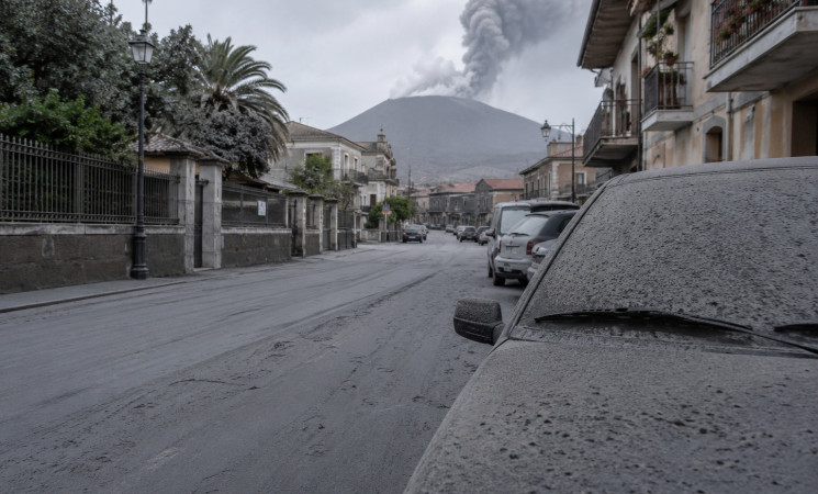 Cenere dell’Etna, la doppia anima del vulcano: problema per i voli, risorsa per l’agricoltura