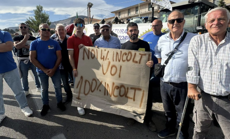 Agricoltori siciliani in protesta a Gela: trattori in strada contro il caro carburante