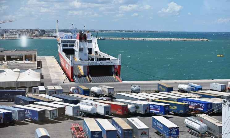 Trasportatori siciliani, blocco dei Tir nei porti dal 16 al 20 ottobre per il caro gasolio